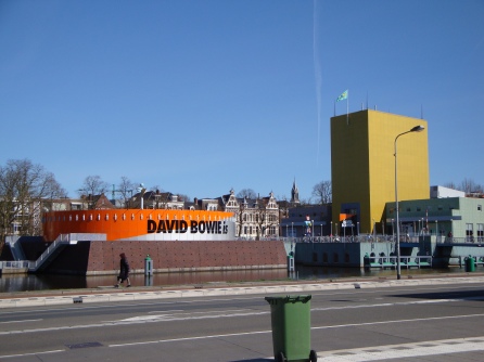 Left side of the Groninger Museum on 1 April, 12.05 PM, plus a green refuse container as ‘Design Coulisse’. Photo Marjan Groot.